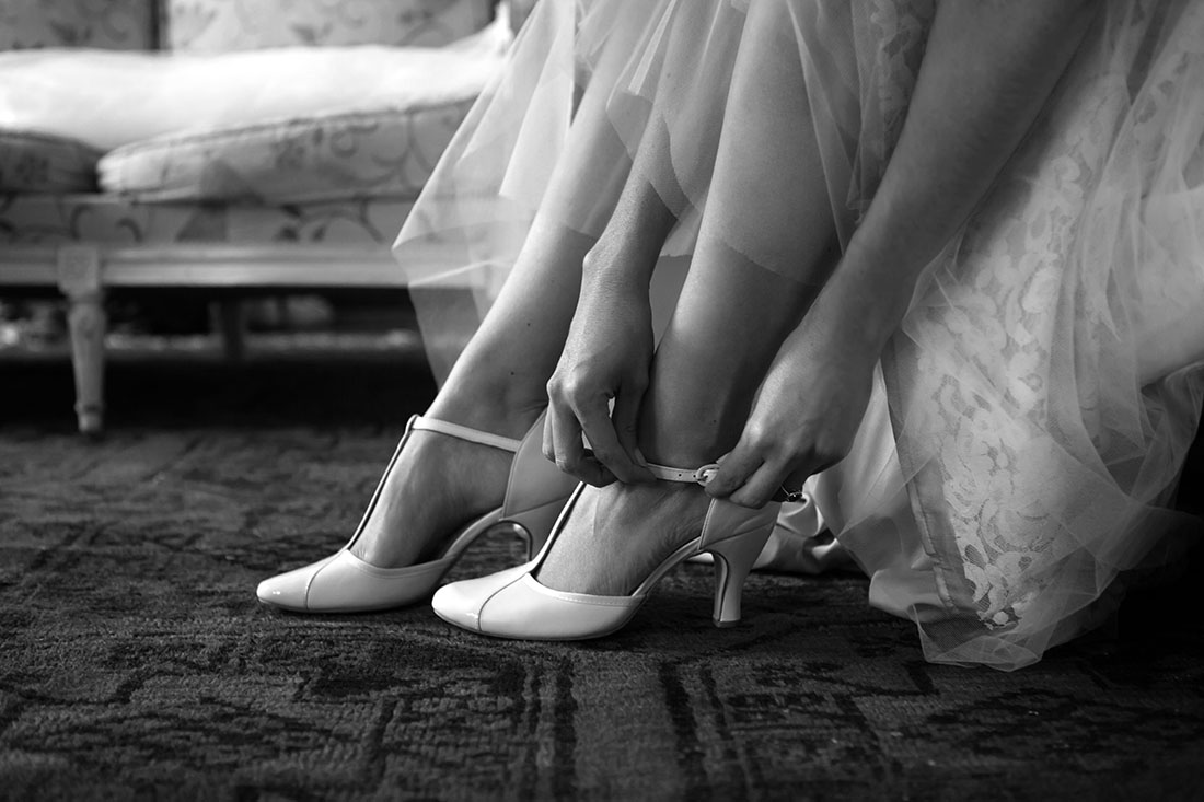 La mariée met ses chaussures